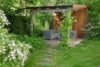 # Traumhaft wohnen mit viel Garten und Grün - Reihenhaus-Charakter! - schöner eigener Garten mit Freisitz und Schuppen